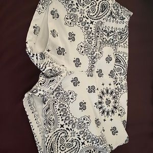 Not fleo- VULL paisley booty shorts medium